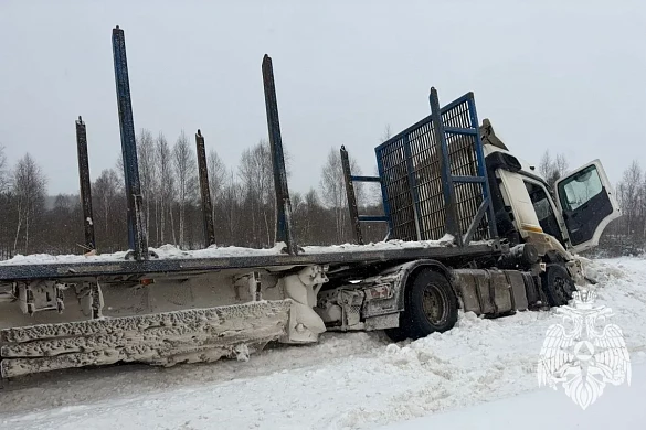 В Ивановской области две легковушки столкнулись с лесовозом
